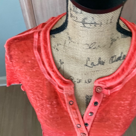 We the Free Free People Kia Henley Button T-Shirt strawberry burnout paper thin - Picture 11 of 15